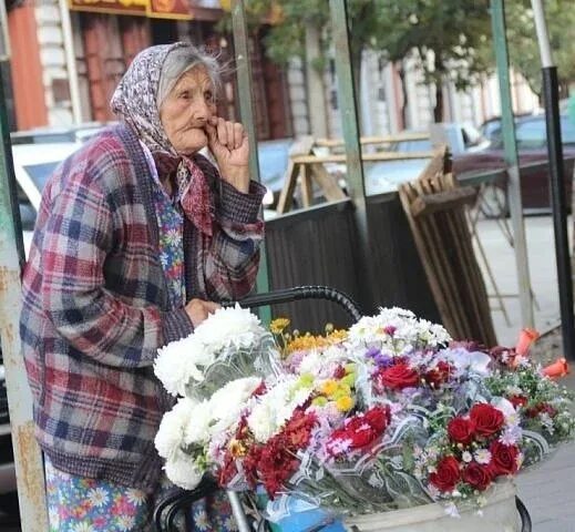 Бабушки у метро продают цветы. Овощи на рынке. Торгует цветами. Старушка продает цветы. Бабки торгуют цветами.