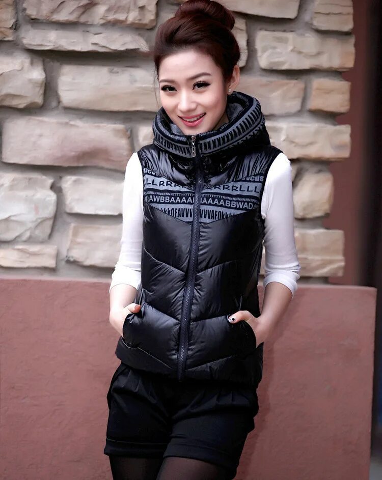 жилет 2021 тренд. короткая жилетка. стильные жилетки. модные летние жилеты. безрукавки женские 2023.