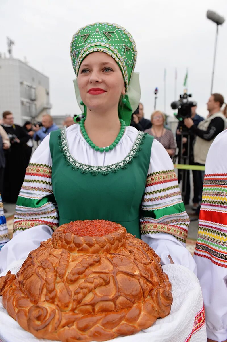 Встреча с хлебом и солью. Каравай хлеб соль. Встреча с караваем. Каравай с солью. Почему встречали хлебом солью на руси