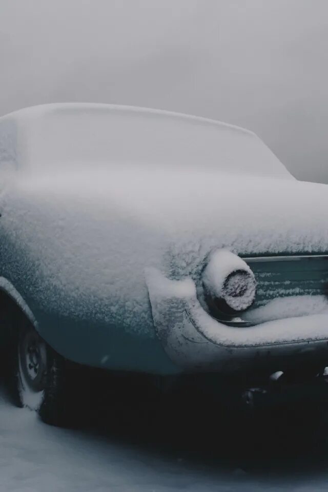 Заснеженный автомобиль. Авто в снегу. Зимняя машинка. Ретро машина снег