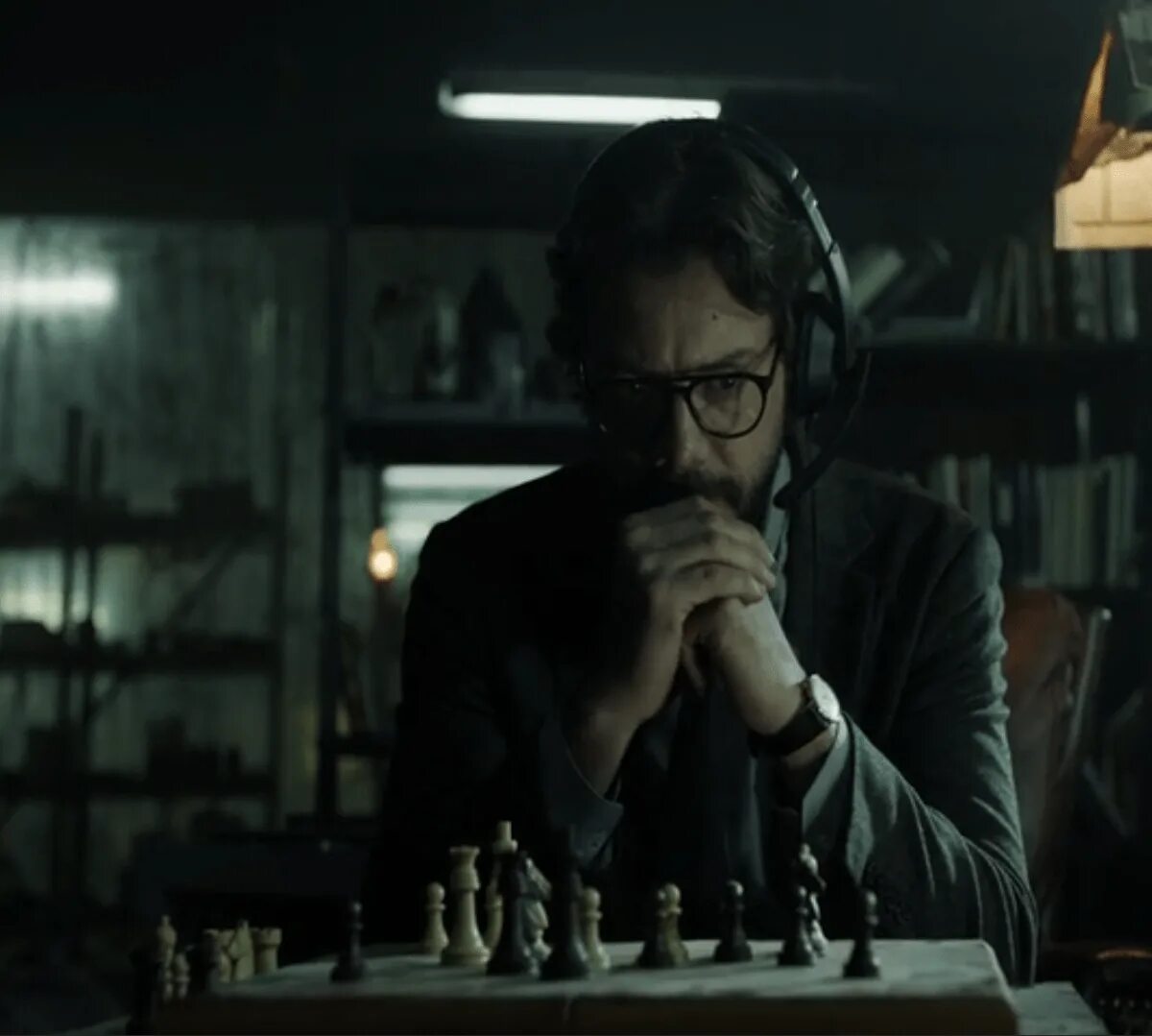 La casa de papel профессор. Профессор (серхио маркина). Домашние профессора. Альваро морте бумажный дом. Домашние профессора.