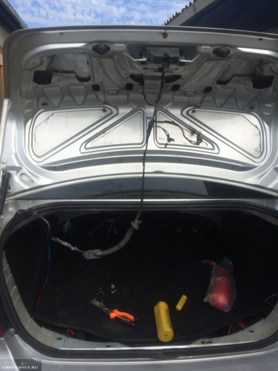 Кнопка багажника форд фьюжн. Фокус 2 открыть багажник изнутри. Фокус 2 открыть багажник изнутри. Форд фокус 2 кнопка багажника в салоне. Форд фокус 2 открытие замка багажника.