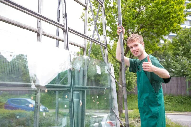 Цветное оргстекло в интерьере. Склад стекла. Мастер стеклодув. Монтаж стекла. Выдувание стекла.