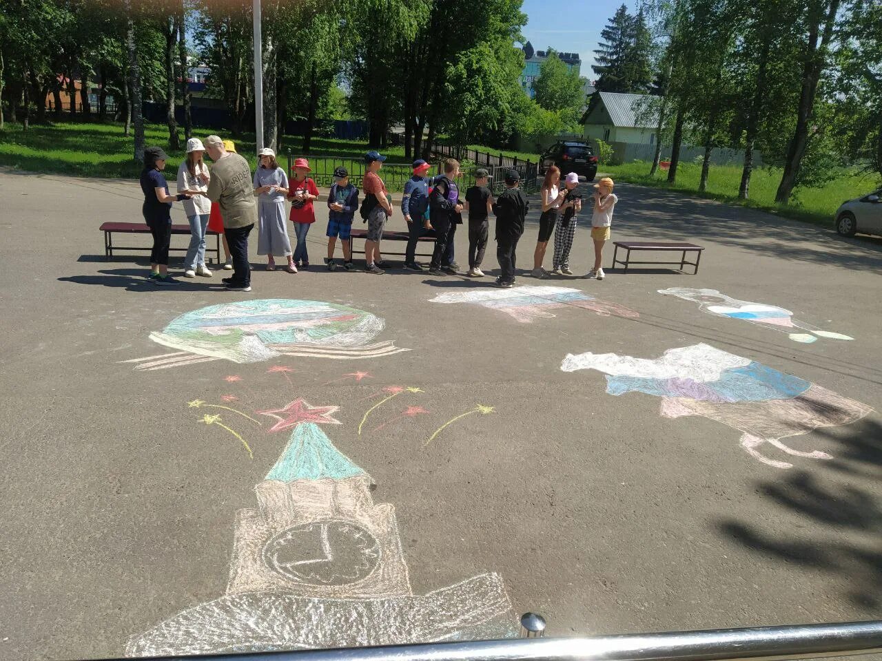 В лагерях приняло участие детей. Рисунки на асфальте.. Конкурс рисунков на асфальте в лагере. Конкурс рисунков на асфальте моя Россия. Рисунки на асфальте Россия.