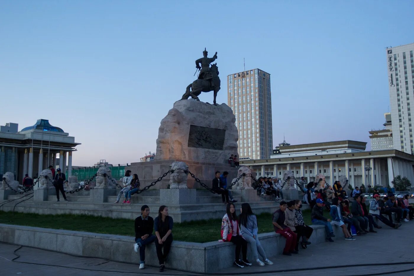 Улан Батор памятник. Площадь Сухэ-Батора. Монголия столица Улан Батор достопримечательности. Площадь Сухэ-Батора Улан-Батор.