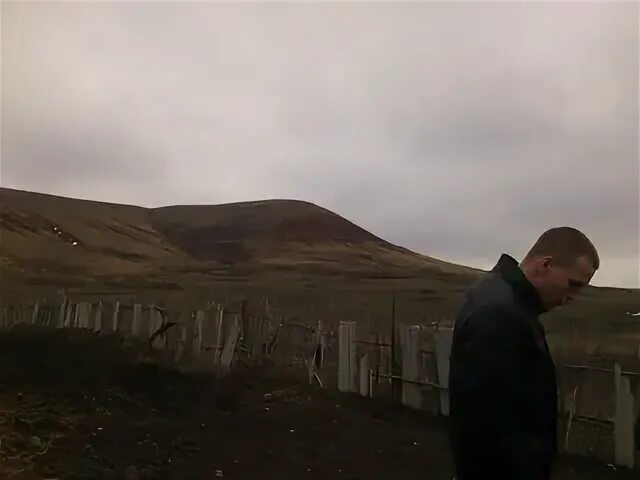 Там на горе возвышается текст