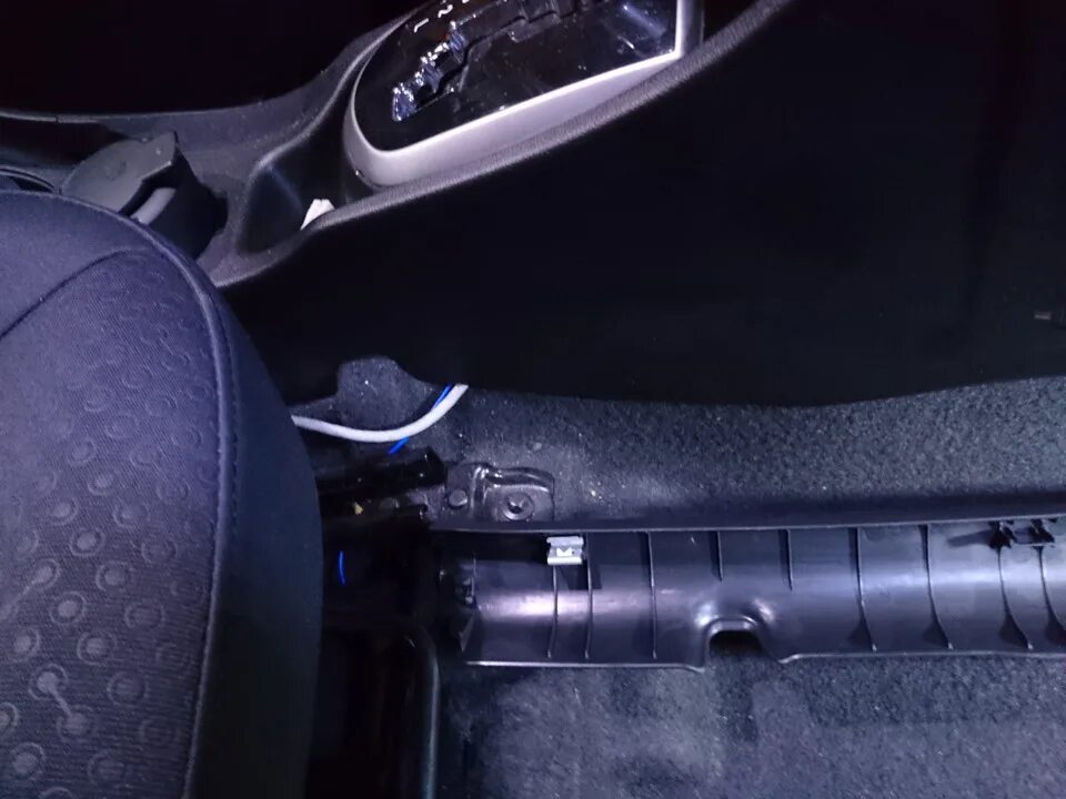 Под сиденьем соляриса. Hyundai solaris сабвуфер. солярис 2 саундбуфер под сидение. солярис под сиденьем. сабвуфер в хендай солярис.