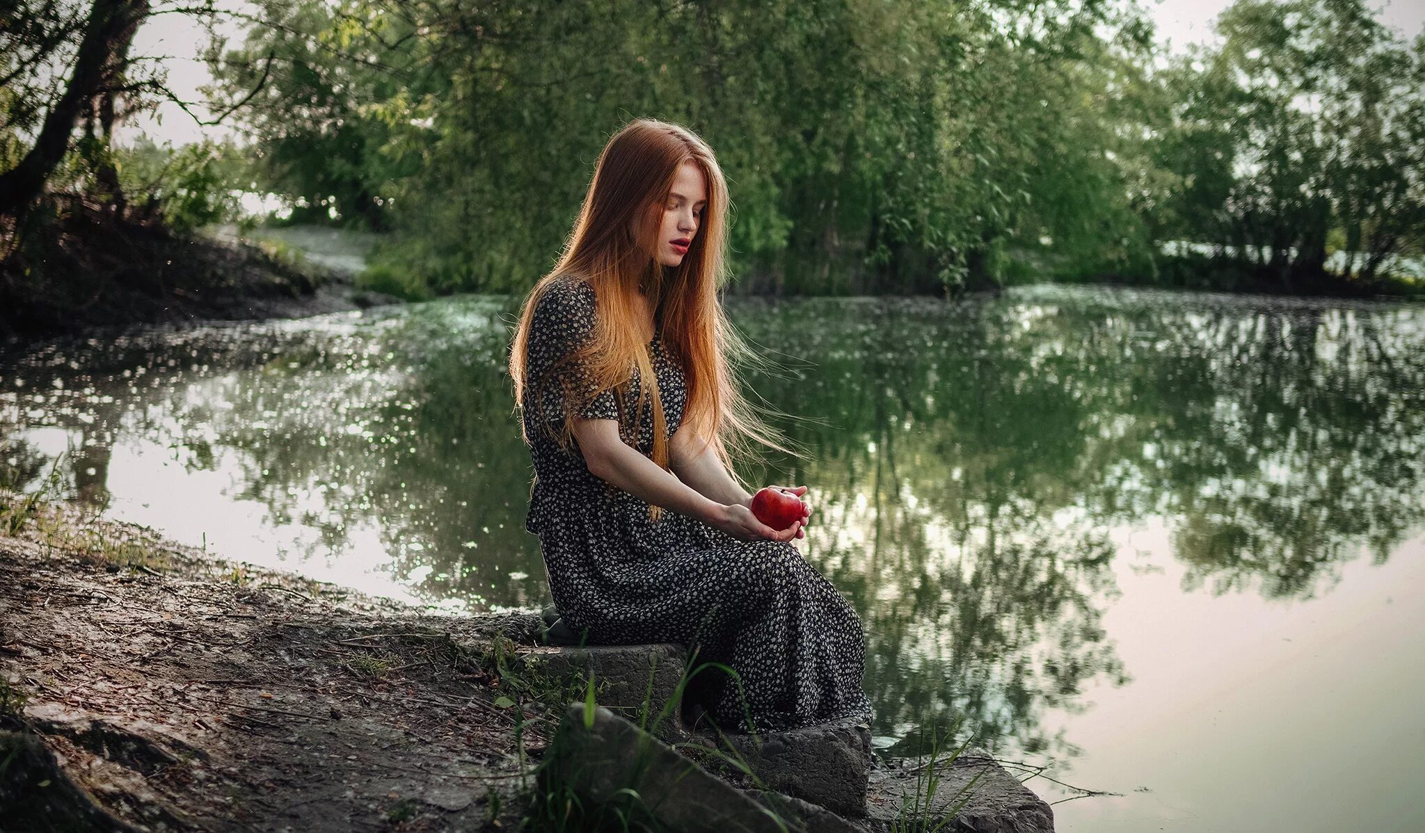 Песня ждет меня на берегу самая красивая. Девушка у реки. Фотосессия на пруду. Девушки на озере. Фотосессия на озере.