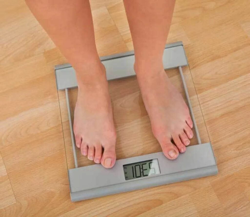 Почему весы показывают разный вес при повторном. Весы напольные 50 кг. Женские ноги на весах. Весы напольные ноги. Человек на весах.