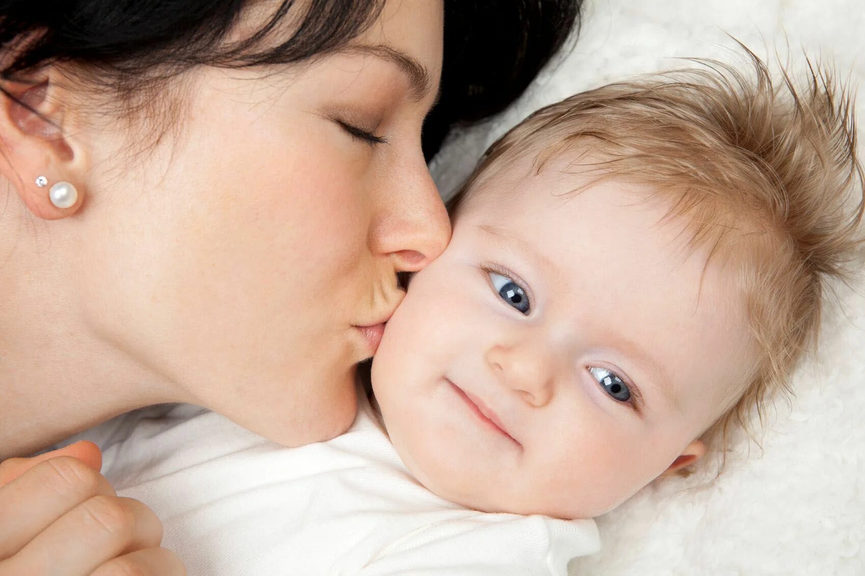 Хотим общего ребенка. Мать с ребенком. Мама целует малыша. Мать и дитя. Vfvf b VFKSP.