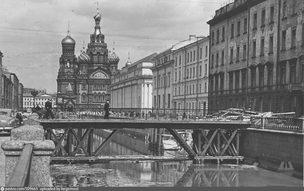 Санкт петербург 1700. Итальянский мост в Санкт-Петербурге. Итальянский мост СПБ. Итальянский пешеходный мост Санкт-Петербург. Канал Грибоедова Подьяческий мост.