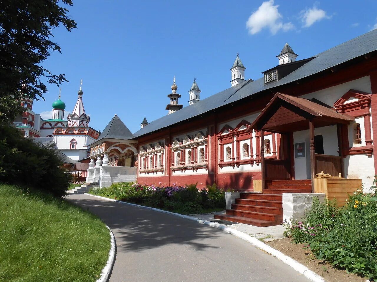 Куда сходить в звенигороде. Сторожевский монастырь в Звенигороде. Казначейский корпус Звенигород Саввино Сторожевский. Саввино-Сторожевский монастырь Звенигород фото. Звенигород Кремль.