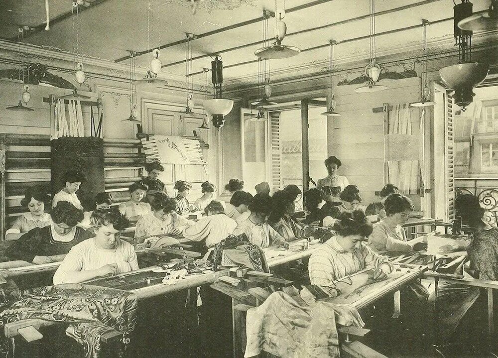 Барышская швейная фабрика в годы войны. Титова, 19и. Пенза швейная фабрика 1 в годы вов. Швейная фабрика 1910 в великобритании здание. Фабрика прядильная 19 века в россии.