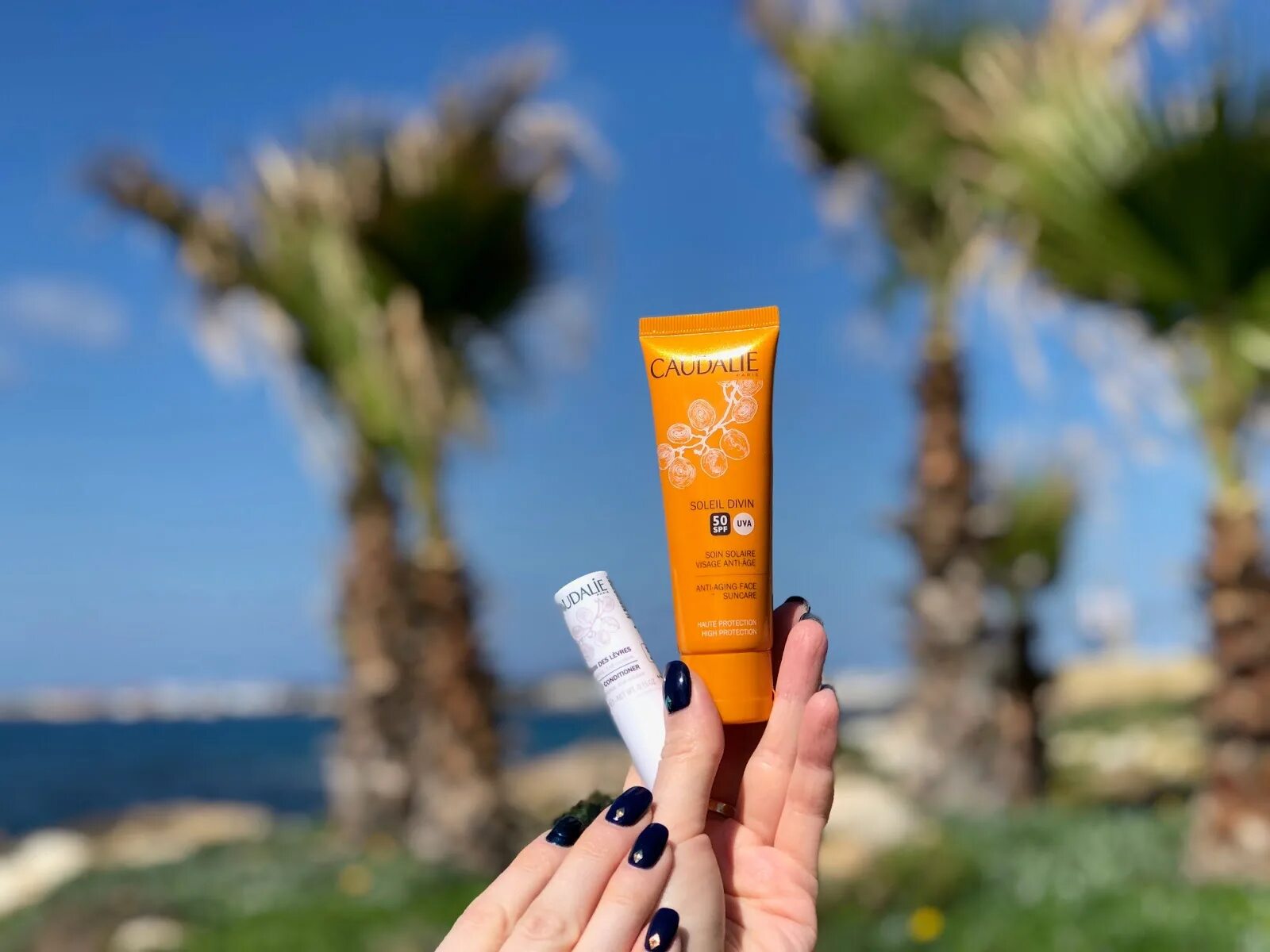 Лучший солнцезащитный крем для лица с spf. Caudalie солнцезащитный крем. Caudalie SPF 50. Солнцезащитный крем SPF 50 Эссенс. Caudalie солнцезащитный флюид SPF 50.