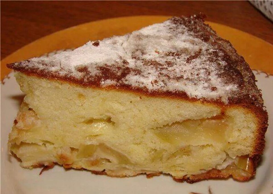 Шарлотка на кефире с яблоками в духовке. Рецепт шарлотки со сметаной. Шарлотка на кефире с яблоками в духовке. Шарлотка на кефире пышная с яблоками. Яблочный пирог на кефире.
