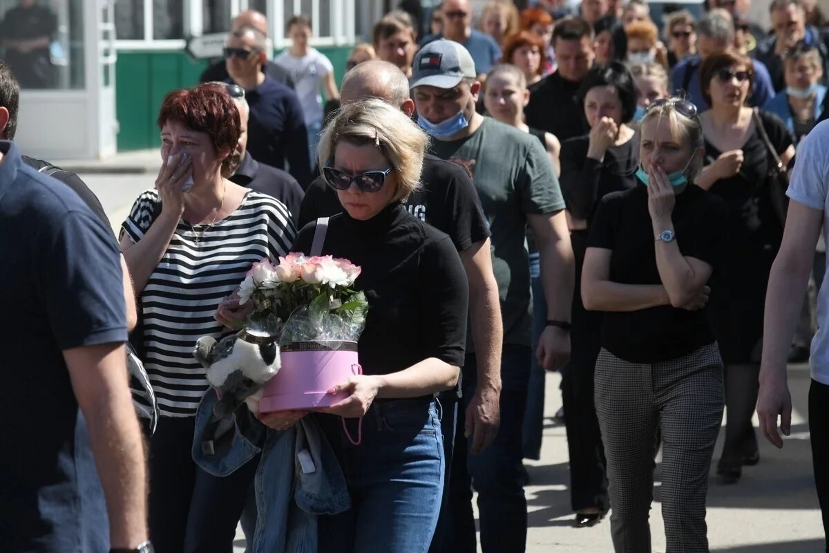 Волгоград черкесск. В Волгограде простились с погибшими. Волгоградцы простились с юными спортсменками, погибшими в ДТП. Прощание с девочками в Волгограде.