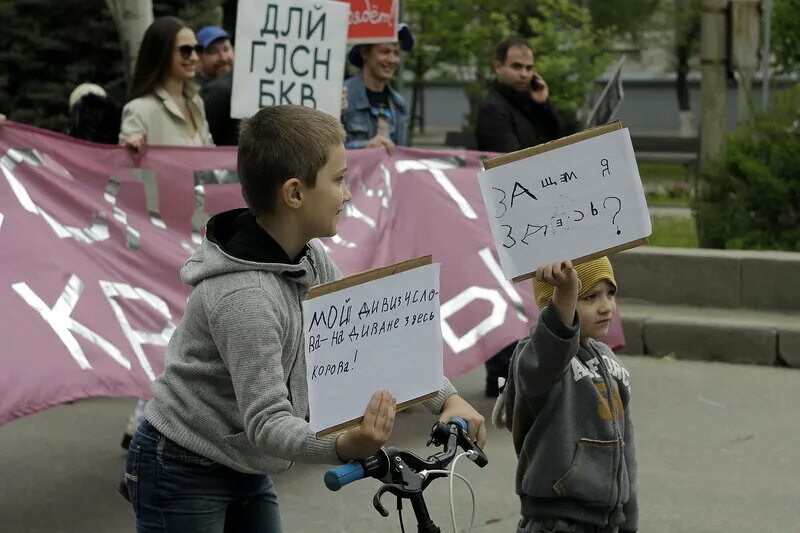 Год пройдет под девизом. Монстрация. Монстрация лозунги. Севернее Кореи Монстрация. Монстрации молодежи в Грузии с плакатами.