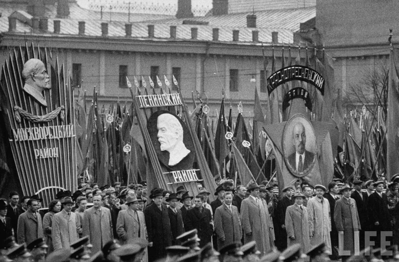 1 мая союз. Первомай парад СССР. 1-Е мая СССР. Первомай в Москве 1955г. Первомай демонстрация Советский Союз.