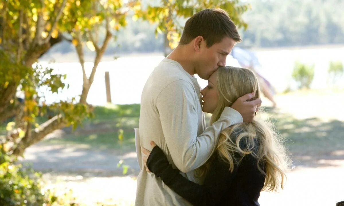 Мужчина и женщина на дороге. Мир счастье любовь. Почти рядом. Влюбленные на дороге. Песня слишком близко.