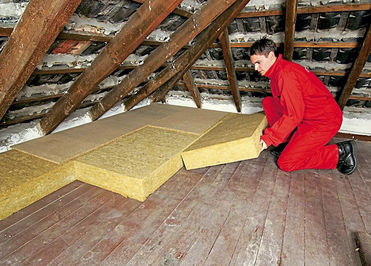 Утеплитель для холодного чердака. Утеплить чердак. Лучший утеплитель для чердака. Лучший утеплитель для чердака. Теплоизоляция чердака минватой.