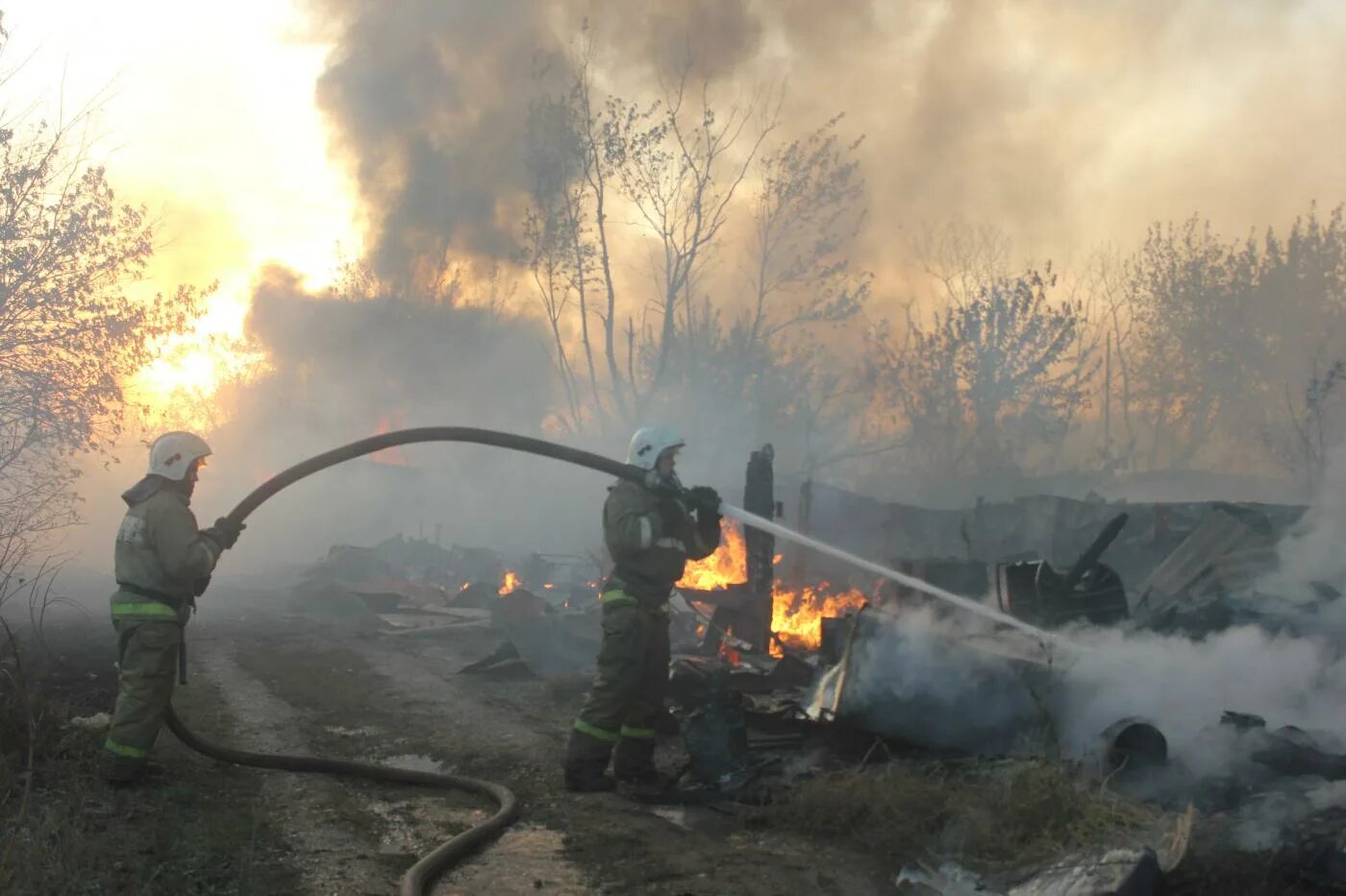 Первомайские новости оренбургской области. Пожар село Донгуз. Пожар в Кушкулях Оренбург. Пожарные на селе. Оренбург пожары за сутки.