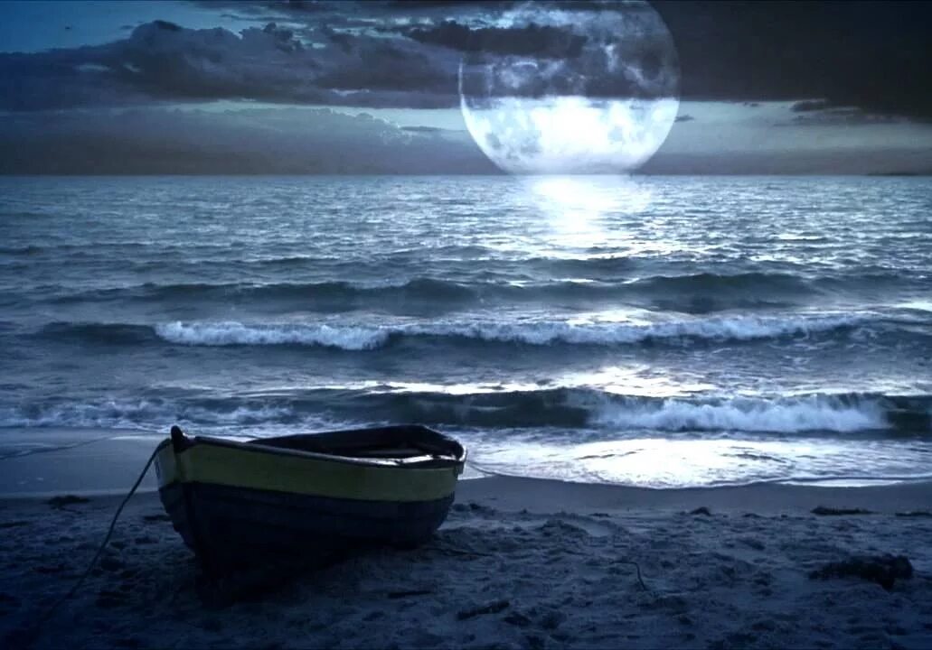 Море вздыхающее у берега уснуло. Лодка ночью в море. лодка ночь луна. лодка в ночном море. лодка в лунном свете.