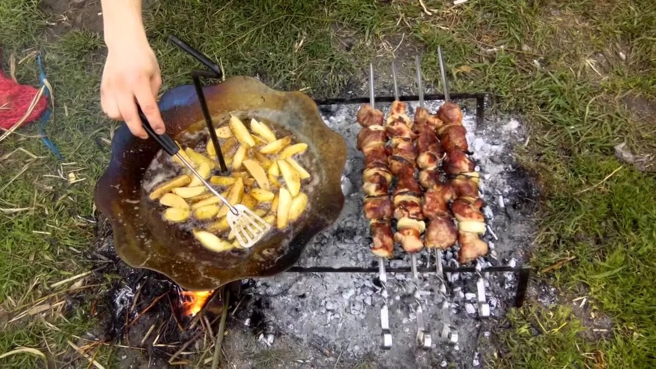 Можно жарить шашлыки на природе. Шашлыки на природе. Шашлык на костре. Пикник шашлык на природе. Стол на природе с шашлыками.