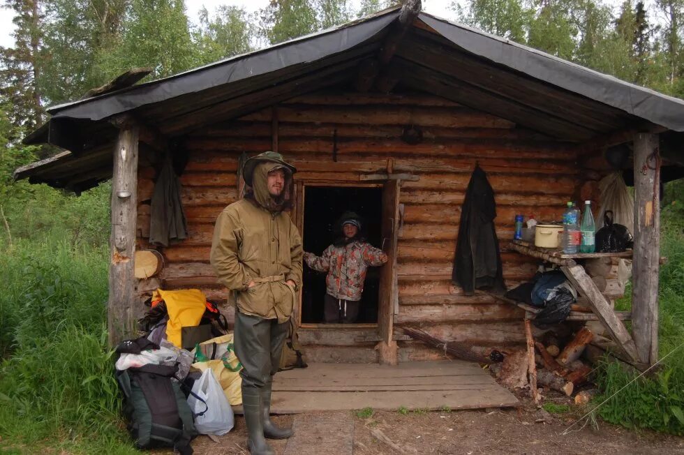 Охотничьи зимовья и избушки в тайге. Охотник в тайге. Жизнь в тайге отшельники. Отшельники охотник. Отшельники охотник.
