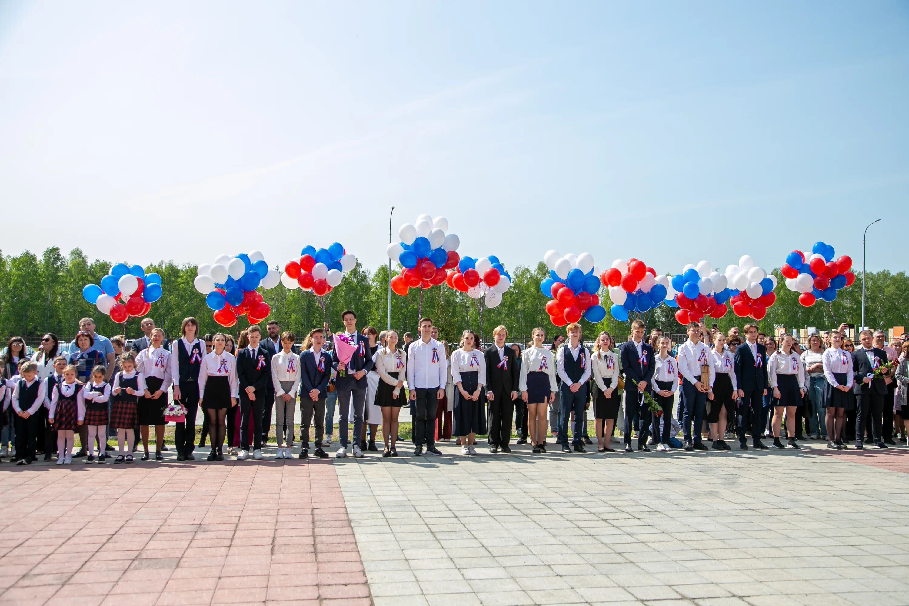 Сайт гимназии 11 новосибирск. Школьная торжественная линейка. Линейка в школе. Краснообская гимназия Новосибирск. Выпускники 11 класса.