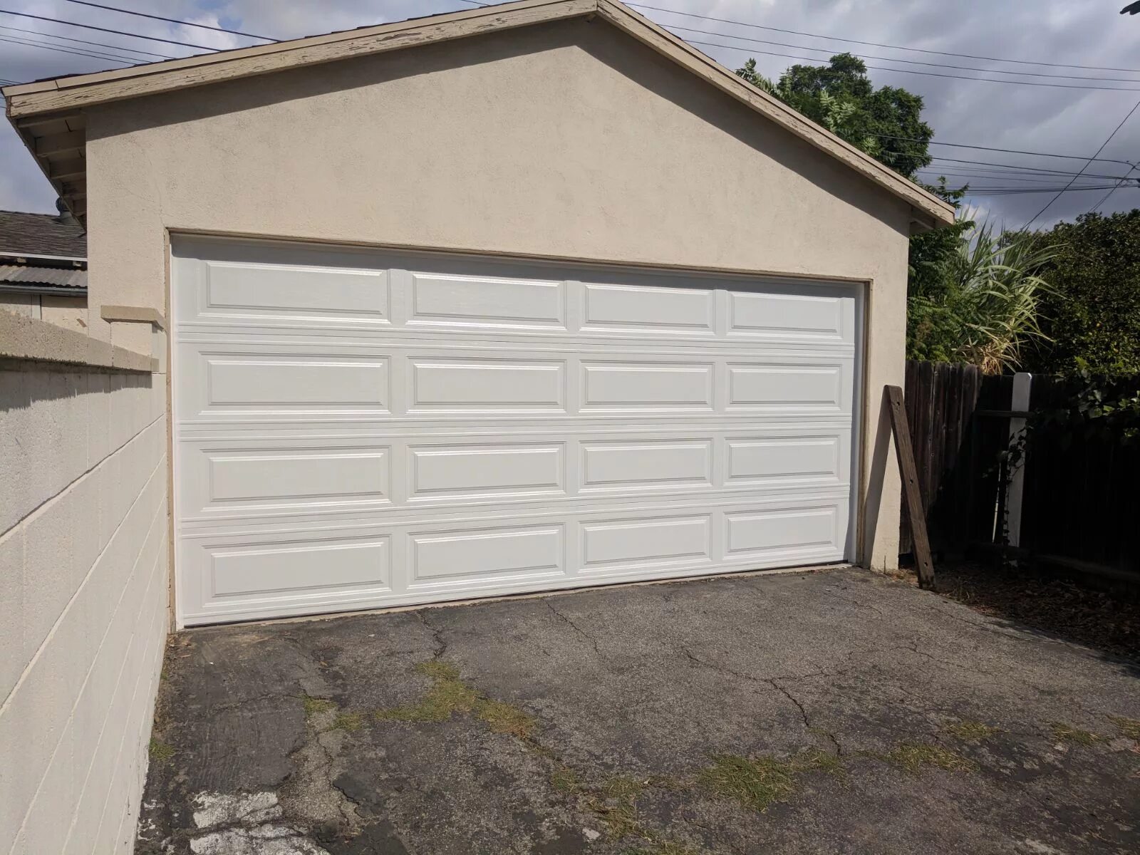 новый гараж. гаражные ворота. подъемно поворотные ворота берри. фасад гаража. Garage л.