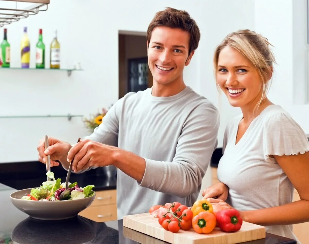 Жена готовит кушать. Мужчина готовит для женщины. Мужчина хдоров епитание. Здоровые мужчина и женщина. Правильное питание для мужчин.