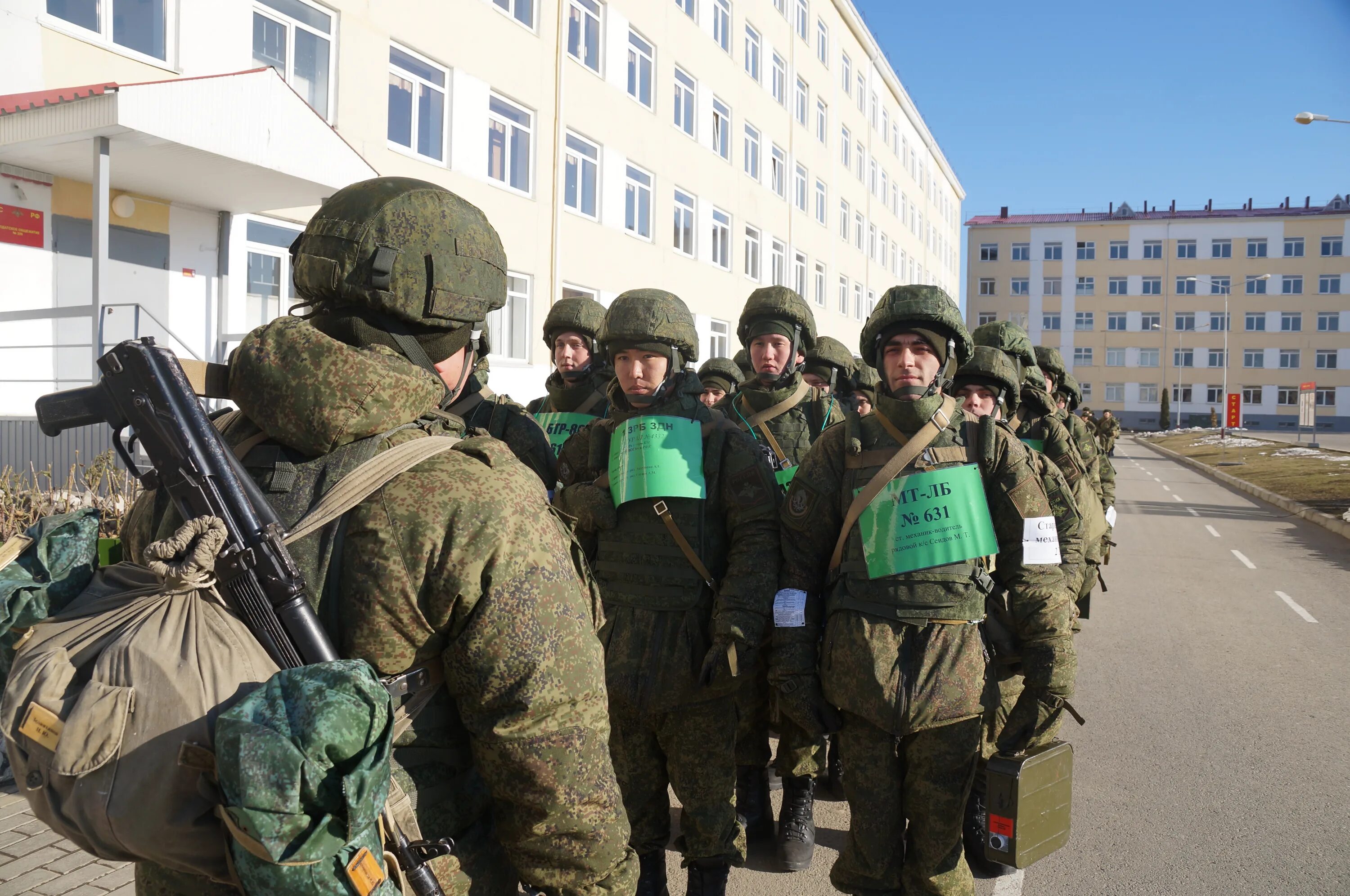 Время сбора по тревоге. Военные подразделения. Экипировка мотострелка Российской армии. Экипировка военнослужащего по тревоге. Экипировка солдата Российской армии по тревоге.