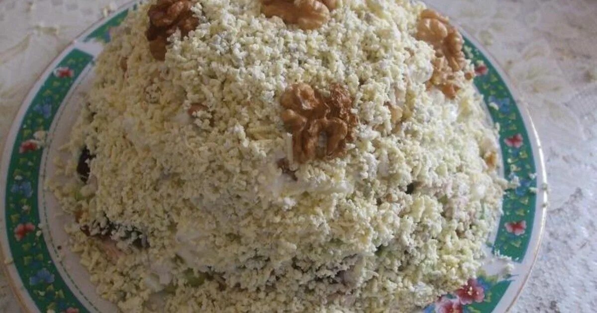 Салат в виде ананаса с грецким орехом. Салат с грецкими орехами и курицей и сыром. Салат с грецкими орехами и курицей. Салат с грецким орехом пошагово. Салат с грецким орехом пошагово.