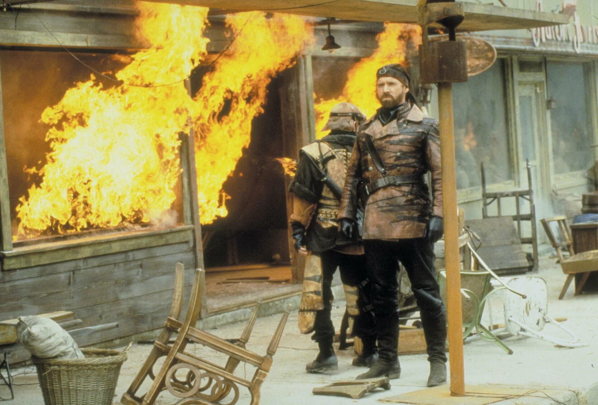 Кевин костнер 1997. Социальные профессии. Почтальон (1997) the postman. Кевин костнер почтальон. Почтальон женщина.