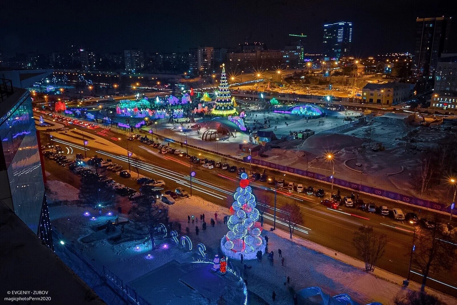 ледовый городок в перми на эспланаде. эспланада пермь сейчас. эспланада пермь 2020. эспланада пермь 2021. площадь в перми эспланада.