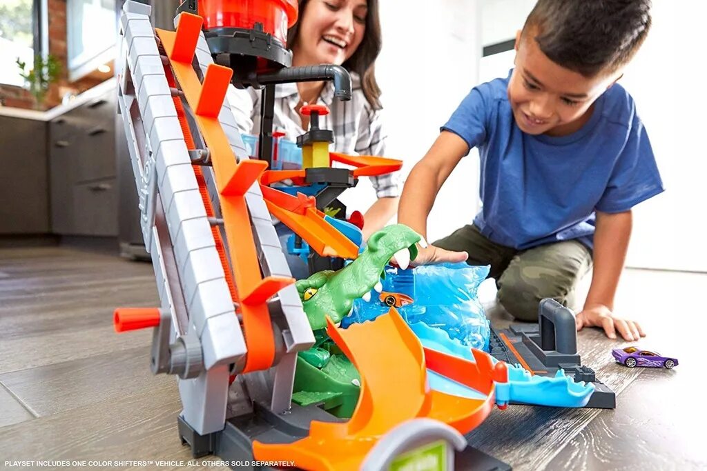 Hot wheels дети играют. Mattel hot Wheels ftb67. Hot Wheels City невообразимая автомойка. Трек хот Вилс невообразимая мойка. Набор игровой hot Wheels невообразимая автомойка ftb67.