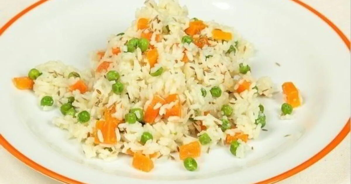 Вкусный рис с морковью и луком. Рис с зеленым горошком и морковью. Рис с морковью на гарнир. Гарнир рис с кукурузой и горошком. Рис кукуруза горошек морковь.