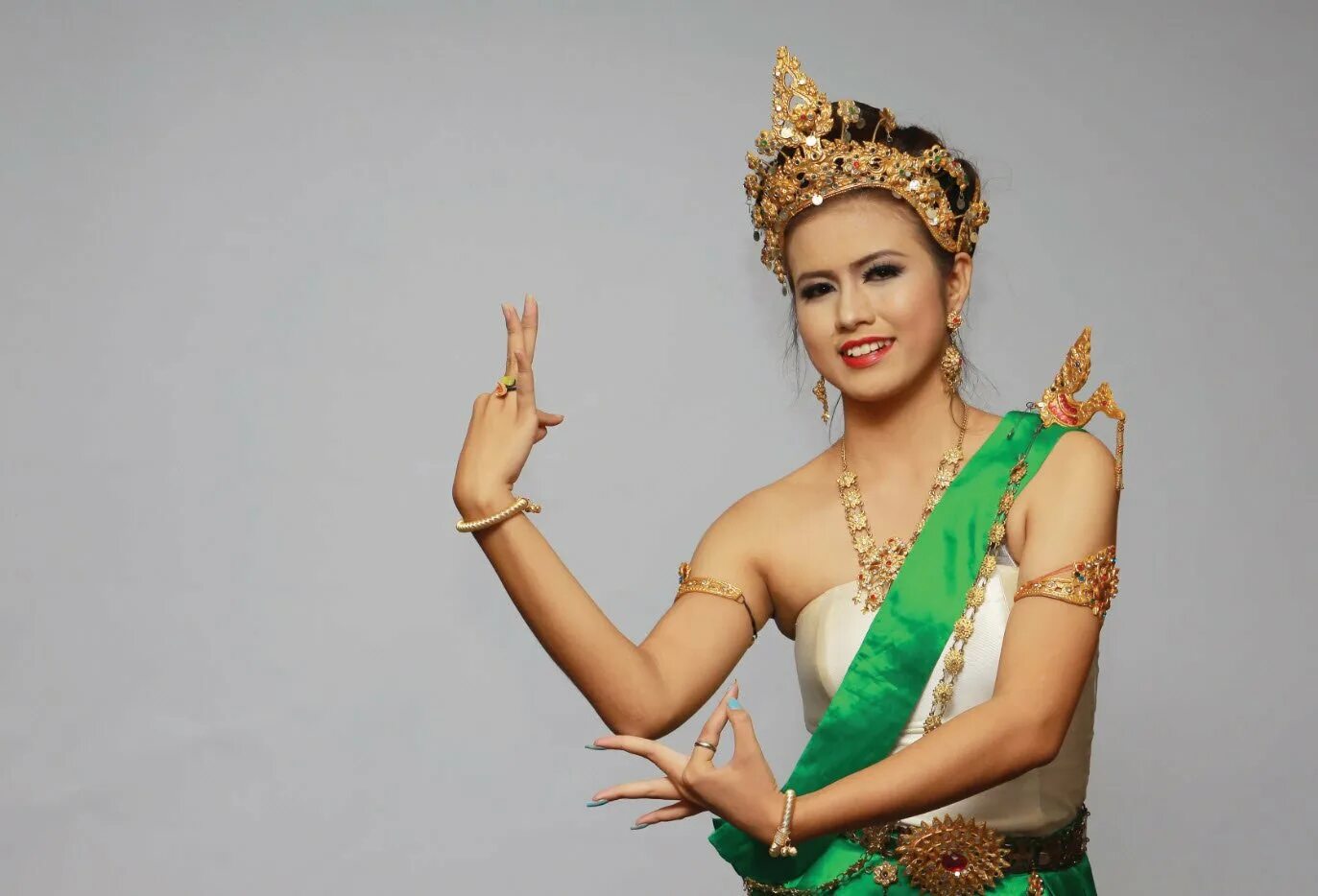 Таиланд девушки. Тайские женщины. Тайский национальный костюм. Тайская девушка в национальном костюме.
