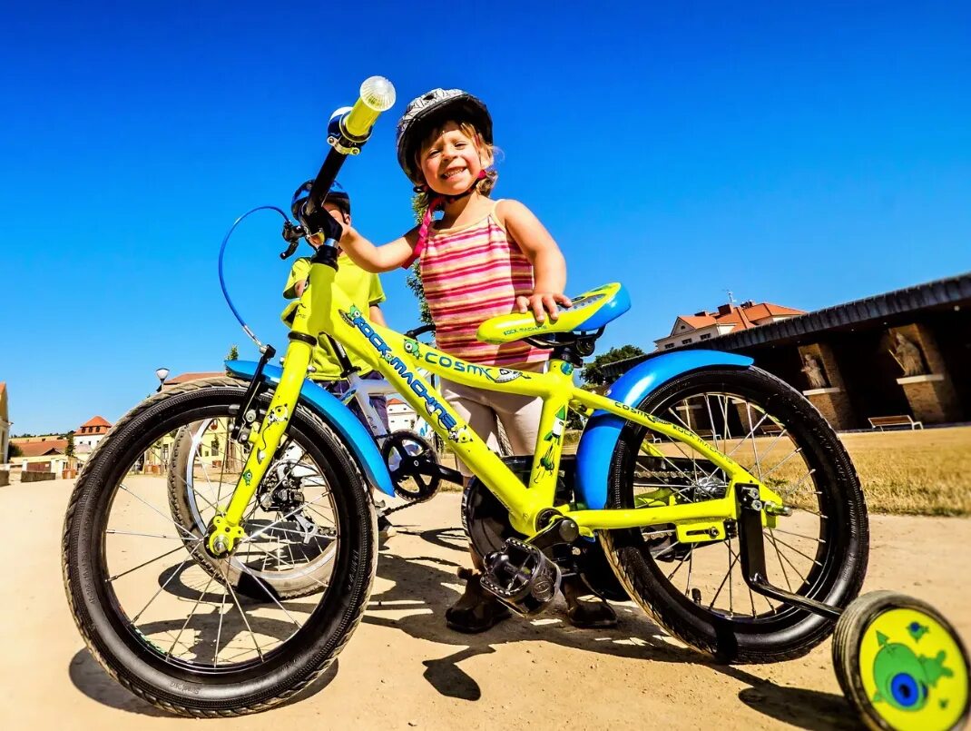 Дети с велосипедом. Велосипед radio flyer. Велик детский для мальчика 9 лет. Велосипед для маленьких. Велосипед большой дети.