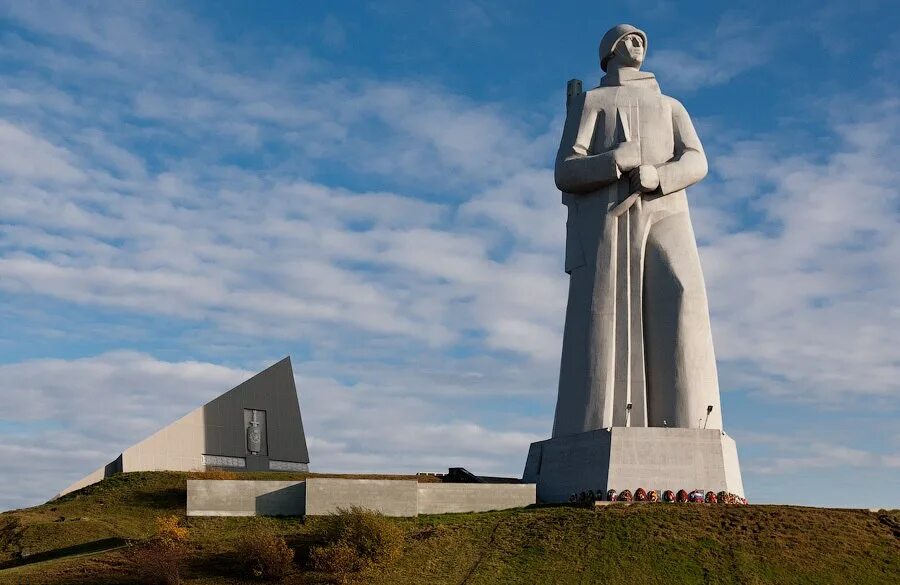 Мемориал защитникам заполярья в мурманске. Мемориал алеша в мурманске. Мемориал защитникам заполярья в мурманске. Памятник защитникам заполярья алеша мурманск. Памятник защитникам советского заполярья в мурманске.