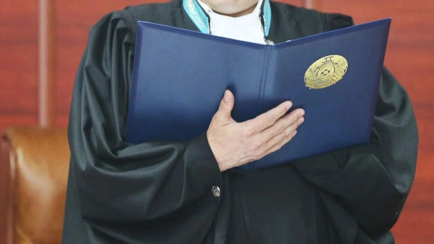 Суд казахстана. Суд казахстана. Судьи казахстана фото. Судейская мантия. Мантия прокурора.