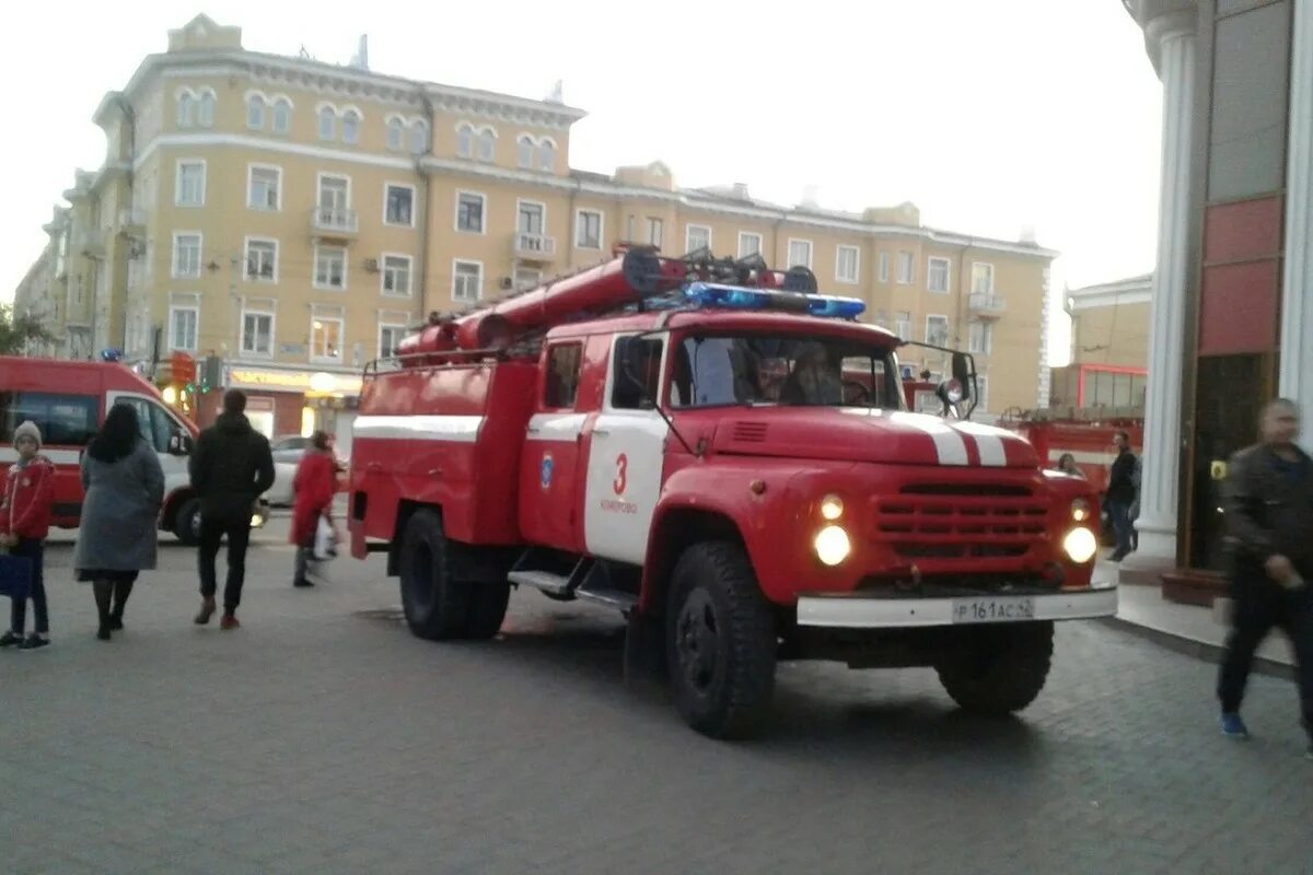 Пожарная тревога. Пожарная тревога в бизнес центре. МЧС бизнес центр эвакуация. Звук пожарной тревоги. Пожарная тревога в здании