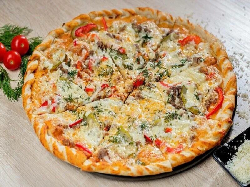 Домашняя пицца с фаршем. Пицца болоньезе пепперони. Пицца с фаршем. Пицца с укропом. Пицца с фаршем и корнишонами.