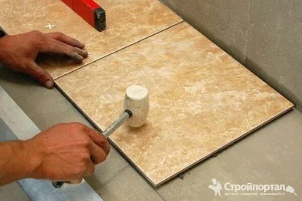 Положить керамическую плитку на пол. Укладка плитки. укладка керамической плитки. укладка напольной плитки. укладка керамической плитки на пол.