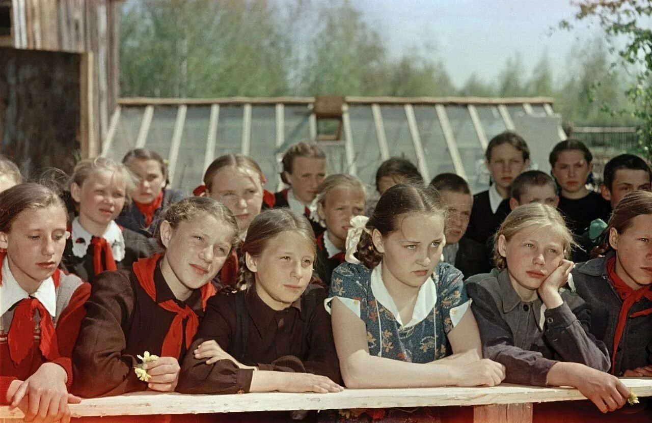 Советские школьники. Советские люди. Советские школьники в цвете. Советская школа. Советско российская школа