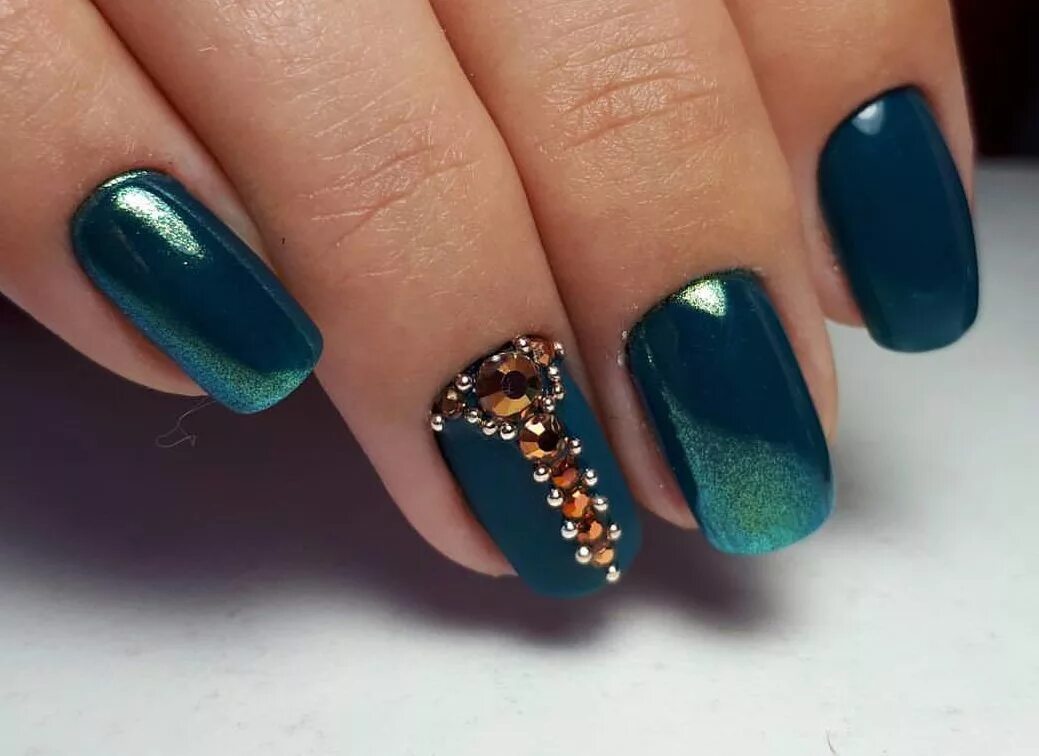 Ногти сине зеленого цвета. Маникюр омбре. Сине-зеленый маникюр. Гель лак темно зелёный изумрудный. Маникюр темно-зеленый с синим.