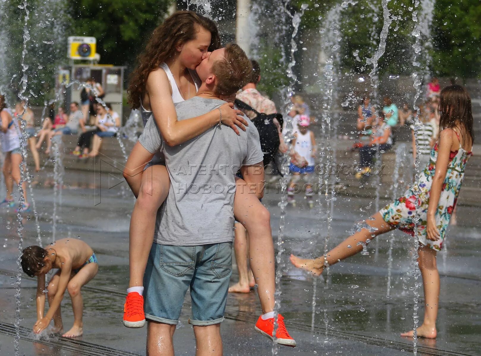 На улице жарко. Жара в москве 2021. Очень жарко прикол. Девушки летом в жару в москве. На улице очень жарко было.
