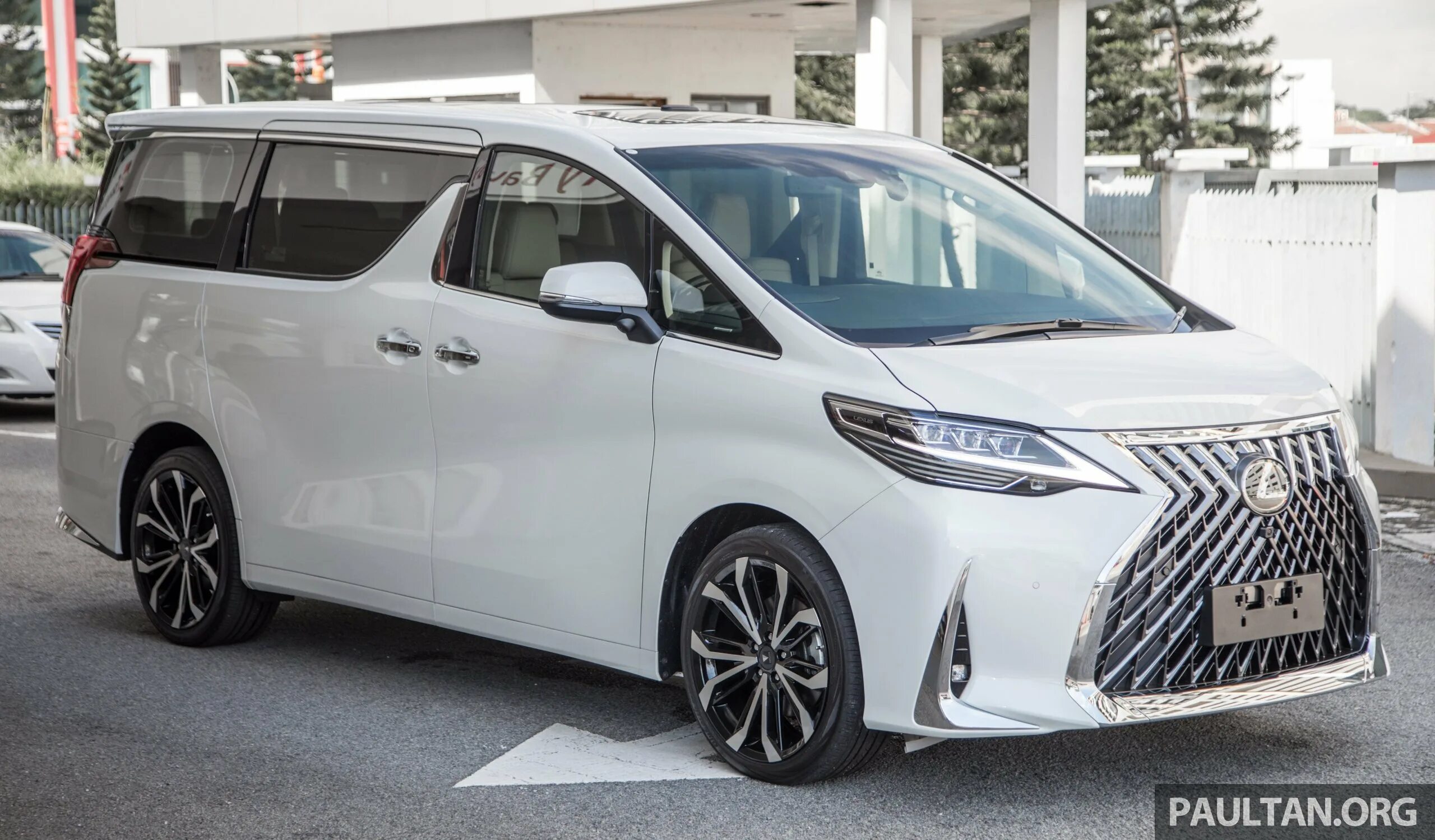 Дром новый тойота. Lexus LM Toyota Alphard. Лексус альфард 2021. Микроавтобус Тойота альфард 2021. Тойота альфард Лексус.