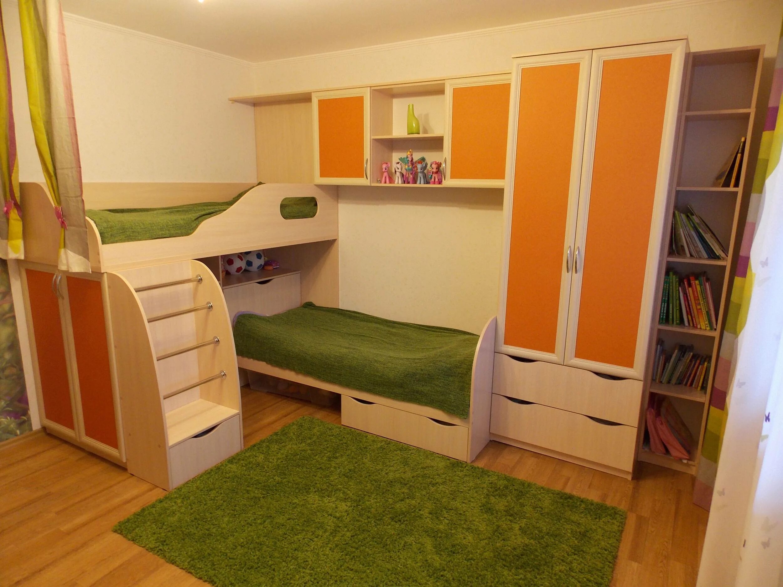 Мебель в детскую комнату. Детские комнаты для двоих детей. Кровать для двоих детей. Кровать в маленькую детскую для двоих детей.