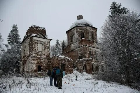 В брошенном богом поселенье старом